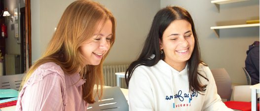 Ciclo superior oficial de fp en administracio╠un y finanzas en galicia solicita info movil · FP Administración Finanzas · ...